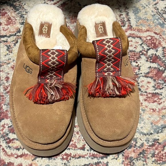 UGG Tan and Red Women's Shoes - Picture 3 of 8